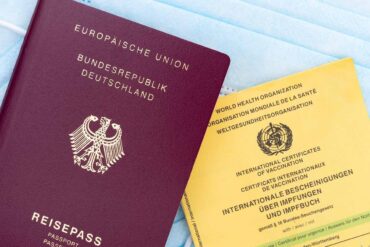 Deutscher Reisepass und Impfausweis.